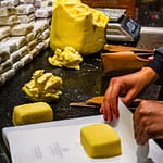 Butterstücke von 125 g werden in Papier verpackt. Beurre Bordier in Saint Malo / © Foto: Georg Berg
