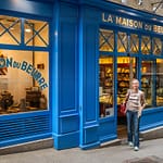 La Maison du Beurre in Saint Malo. Im Schaufenster werden auch alte Werkzeuge zur Butterherstellung gezeigt / © Foto: Georg Berg