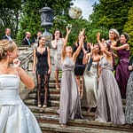 Wer fängt den Brautstrauß und kommt als nächste unter die Haube? / © Foto: Georg Berg