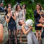 Die nächste Braut schnappt den Strauß / © Foto: Georg Berg