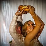 Beim rituellen Brotbrechen auf der bulgarischen Hochzeit entscheidet sich angeblich, wer von beiden während der Ehe zu sagen hat / © Foto: Georg Berg