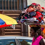 Frau trägt ein Tablett voller BHs auf dem Kopf / © Foto: Georg Berg
