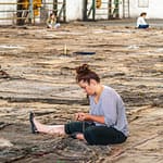 Performance "Check Point Sekondi Loco" von Ibrahim Mahama in den Henschel-Hallen, einem ehemaligen Standort der Rüstungsindustrie. Auf der documenta 14 in Kassel nähen Studenten viele Jutesäcke aneinander. Die gleiche Aktion fand zeitgleich auch in Athen statt. / © Foto: Georg Berg