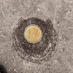 Kunst-Relikte: Einst ein umstrittenes Kunstwerk, dass die Kasselaner genervt hat. Der „Vertikale Kilometer“ von Walter de Maria verwandelte den Platz vor dem Fridericianum im Jahre 1977 zu einem lärmenden Bohrfeld / © Foto: Georg Berg