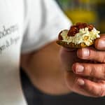 Käser Jørgen Hoff mit einer nordischen Kombination aus Roggenknäckebrot, Rauchkäse und Hagebuttenkonfiütre. Er nennt sie „Sonne über Gundestrup“ / © Foto: Georg Berg