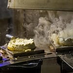 Jeder Frischkäse wird für 20 Sekunden auf einem Rost liegend durch den Rauch geführt. Danach hat der Rygeost ein dezentes Raucharoma / © Foto: Georg Berg