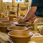 Cassole ist die irdene Keramikform, in der das Cassoulet zubereitet wird. Cassoulet ist ein Gemeinschaftsessen. Beliebt ist die Größe für 8 Personen. Das Formen einer Cassole dauert rund 10 Minuten. Griffe werden angesetzt und der Firmenstempel plaziert. / © Foto: Georg Berg