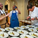 Auch Spitzenköche fotografieren Tellergerichte! Sternekoch  Klaus Erfort und Simon Stirnal / © Foto: Georg Berg