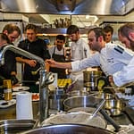 Michelin-Sternekoch Andreas Krolik mit seinem Team beim Rheingau Gourmet Festival in Hattenheim / © Foto: Georg Berg