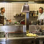 Küchen-Dialog zwischen Sternekoch Michael Kempf (links) in der Küche des Parkhotels Ahrensburg mit Küchenchef Christian Stockmann / © Foto: Georg Berg