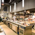 Eine Küche wie eine Kathedrale. Hier findet jeden Montag auch für externe Gäste ein Chef’s Table statt / © Foto: Georg Berg