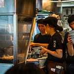 Wenig Platz und viel Betrieb in der Küche des Ramen Restaurants Afuri in Tokyo, Shibuya, Japan / © Foto: Georg Berg
