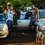 Für Jung und Alt ist das Defilee der Hasher eine willkommene Abwechslung; zumal man sich beim Bier immer gut versteht / © Foto: Georg Berg