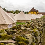 Festival in Glamping-Zelten auf Brahetrolleborg Castle Skov und Landbrug bei Faaborg-Midtfyn, Dänemark. Das Publikum wurde von drei großen dänischen Unternehmen eingeladen. Die Öffentlichkeit hatte keinen Zugang zu den drei geschlossenen Veranstaltungen im September 2021. / © Foto: Georg Berg