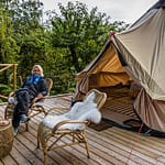 Für die kühlen Abende in Fünen, Dänemark liegen im Glamping Zelt der Villa Skovly dicke Jumpsuits aus Fleece bereit / © Foto: Georg Berg