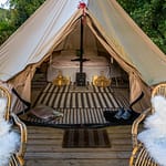 Glamping im Garten der Villa Skovly. Das geräumige Zelt mit Doppelbett steht auf einer Holzterasse im Obstgarten. Die Villa Skovly gehört Familie Blixen. Der Familiensitz der dänischen Linie, der Barone von Blixen-Finecke, Schloss Hesselagergaard liegt ganz in der Nähe / © Foto: Georg Berg
