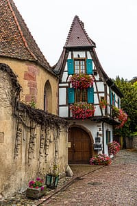 Straßenansicht von Kaysersberg mit Fachwerkhäusern / © Foto: Georg Berg