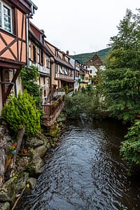 Straßenansicht von Kaysersberg mit Fachwerkhäusern / © Foto: Georg Berg