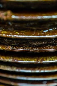 In den traditionellen Ölmühlen sind die Arbeitsschritte auf dem Weg zum Olivenöl noch einsehbar. Hier erkennt man Öl und Fruchtwasser, das aus der Presse herausläuft und aufgefangen wird,  Draguignan, Department Var, Provence, Frankreich / © Foto: Georg Berg