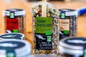 Die Produkte von Morel et Le Chantoux gibt es in diversen Feinkostgeschäften der Bretagne / © Foto: Georg Berg