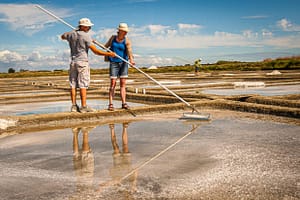 Bretagne Guerande Salzbauer Paludier: Matthieu erklärt Reporterin Angela Berg, wie das Fleur de Sel geerntet wird / © Foto: Georg Berg
