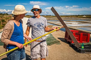 Matthieu erklärt Reporterin Angela Berg die Handhabung des Salzschiebers / © Foto: Georg Berg