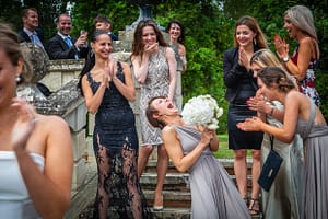 Die nächste Braut schnappt den Strauß / © Foto: Georg Berg