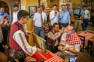 Zu Beginn einer bulgarischen Hochzeit wird der Bräutigam öffentlich rasiert / © Foto: Georg Berg