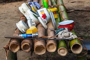 Der Abwasch trocknet auf einem Bambusgestell in einem Camp auf Tiwai-Island, Sierra Leone / © Foto: Georg Berg