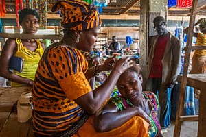 Haarstyling auf einem afrikanischen Markt / © Foto: Georg Berg