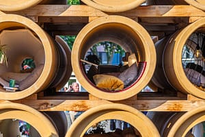 Tubular Living Spaces in Hiwa K’s Installation ‘When We Were Exhaling Images’ auf der documenta 14 in Kassel / © Foto: Georg Berg