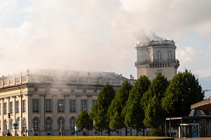 Kassel schickt Rauchzeichen vom Zwehrenturm. Künstler Daniel Knorr will mit diesem Rauch „Warme Signale“ nach Athen senden, dem zweiten Ausstellungsort der documenta 14 / © Foto: Georg Berg