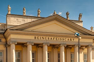 Für die documenta 14 in Kassel ausgetauschte Beschriftung des Fridericianum: "BeingSafeIsScary" / © Foto: Georg Berg