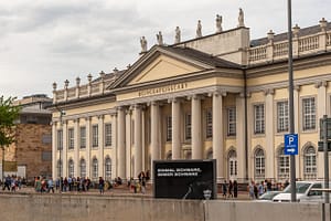 Für die documenta 14 in Kassel ausgetauschte Beschriftung des Fridericianum: "BeingSafeIsScary" / © Foto: Georg Berg