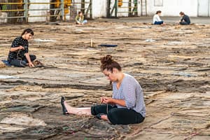 Performance "Check Point Sekondi Loco" von Ibrahim Mahama in den Henschel-Hallen, einem ehemaligen Standort der Rüstungsindustrie. Auf der documenta 14 in Kassel  nähen Studenten viele Jutesäcke aneinander. Die gleiche Aktion fand zeitgleich auch in Athen statt.  / © Foto: Georg Berg