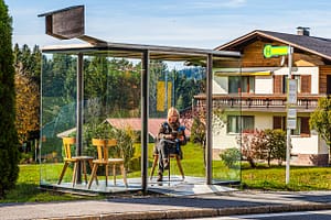 Smiljan Radic, Chile. Eine Referenz an die Bregenzerwälder Stube. Die Intimität einer häuslichen Stube wird der Öffentlichkeit einre Bushaltestelle ausgesetzt. Ein Stück „Stube“ wie ausgeschnitten und in die Landschaft gesetzt / © Foto: Georg Berg