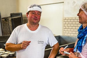 Käser Jørgen Hoff produziert seit 2007 Rauchkäse. Jedes Jahr wächst die Produktion. Er beliefert ganz Dänemark / © Foto: Georg Berg