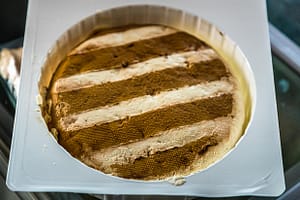 Rygeost, Rauchkäse in seiner Verpackung. Die dunklen Partien im Käse wurden dem Rauch ausgesetzt / © Foto: Georg Berg