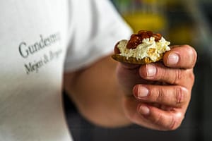 Käser Jørgen Hoff mit einer nordischen Kombination aus Roggenknäckebrot, Rauchkäse und Hagebuttenkonfiütre. Er nennt sie „Sonne über Gundestrup“ / © Foto: Georg Berg