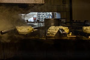 Käseproduzent Jørgen Hof aus Gundestrup hat die Rauchmaschine selbst konzipiert und feuert mit Stroh aus eigenem  biologischem Anbau / © Foto: Georg Berg