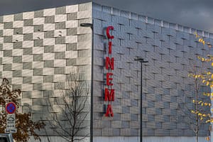 „Hall in one“ nennt sich das neue Einkaufscenter und Freizeitgelände in Saint-Chamond, Frankreich. Es wurde 2018 in die Hallen der ehemals dort ortsansässigen Stahlindiustrie (Compagnie des forges et aciéries de la Marine et d'Homécourt)erbaut. Im ehemaligen Industriekomplex befindet sich die Shoppingmall "Hall in 1" mit Kino, Brasserien, Freizeit- und Einkaufsmöglichkeiten / © Foto: Georg Berg