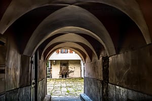 Hinterhof in der Altstadt von Saint Chamond, Frankreich / © Foto: Georg Berg