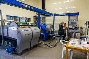 Das Herzstück der Olivenölproduktion bei Taurenne. Es ist laut, denn in der Schlagmühle werden gerade die Oliven zerkleinert. In der anschließenden Malaxation wird der Olivenbrei geknetet. Von all dem ist nichts zu sehen, denn Sauerstoffeintrag soll möglichst vermieden werden / © Foto: Georg Berg