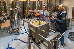 Im Vordergrund eine Filteranlage, hier werden letzte Schwebstoffe aus dem Olivenöl geholt, bevor die sortenreinen Öle in die Edelstahltanks gefüllt werden. Die Abfüllung in Flaschen erfolgt nach Bedarf / © Foto: Georg Berg