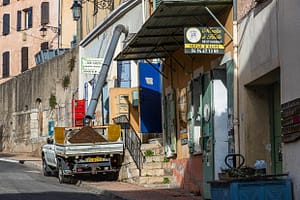 In der Ölmühle Moulin de Saint-Cassien in Draguigna wird von November bis März Olivenöl gepresst. Hier wird gerade der Trester entsorgt. Department Var, Provence, Frankreich / © Foto: Georg Berg