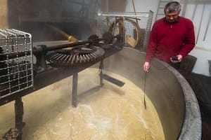 Transmissionsriemen und Digitalthermometer tragen gleichermaßen zum Gelingen des Zoigl-Brauens in der Oberpfalz bei / © Foto: Georg Berg