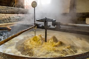 Die Stammwürze am Siedepunkt. Bald kann sie ins Kühlschiff abgelassen werden / © Foto: Georg Berg