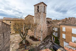 Blick auf die Rückseite der Kirche Saint-Pancrace, die von 1489 bis 1503 im Stil der provenzalischen Gotik mit einer Renaissance-Fassade in Aups, Frankreich, erbaut wurde / © Foto: Georg Berg