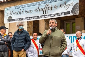 Trüffel-Markt in Aups: Saisoneröffnung am ersten Donnerstag im Dezember durch Philippe De Santis / © Foto: Georg Berg