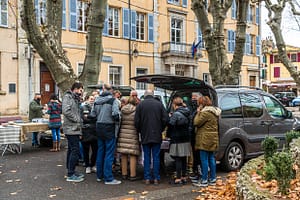 Trüffelverkauf aus dem Auto heraus. An den ersten Markttagen in Aups ist der frühe Schwarze Trüffel der Saison schnell ausverkauft / © Foto: Georg Berg